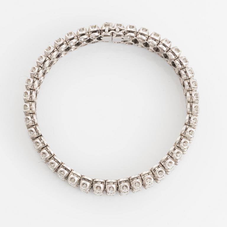 An 18K white gold bracelet set with round brillant-cut diamonds.