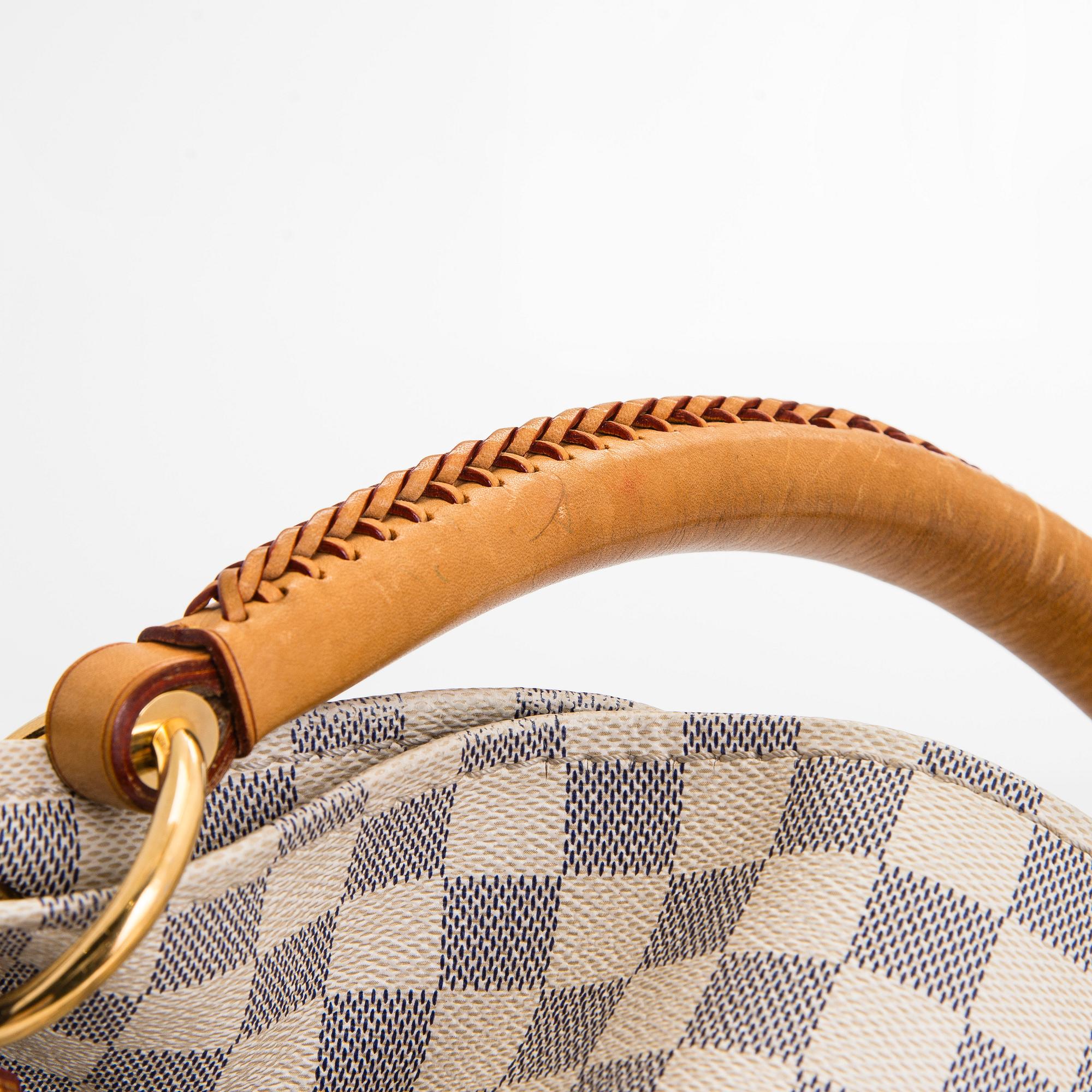 Louis Vuitton, an 'Artsy MM' handbag.