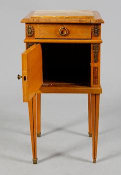 SÄNGBORD, gustaviansk stil, tidigt 1900-tal.