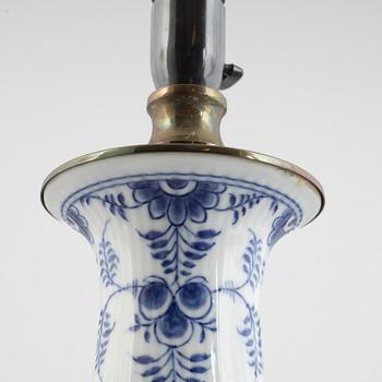 Bordslampa, porslin, Royal Copenhagen, "Musselmalet", modellnummer 1212, post 1923.