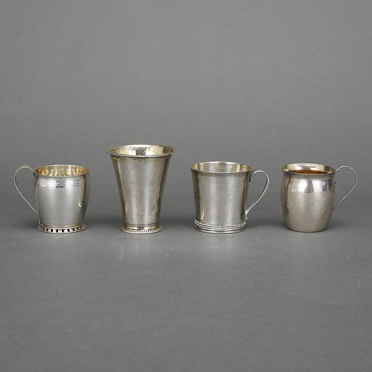 BÄGARE samt 3 st SUPKOPPAR, silver, Tot vikt 111 gram. Bägare stämplad Lars Castman, Vimmerby ca 1750.