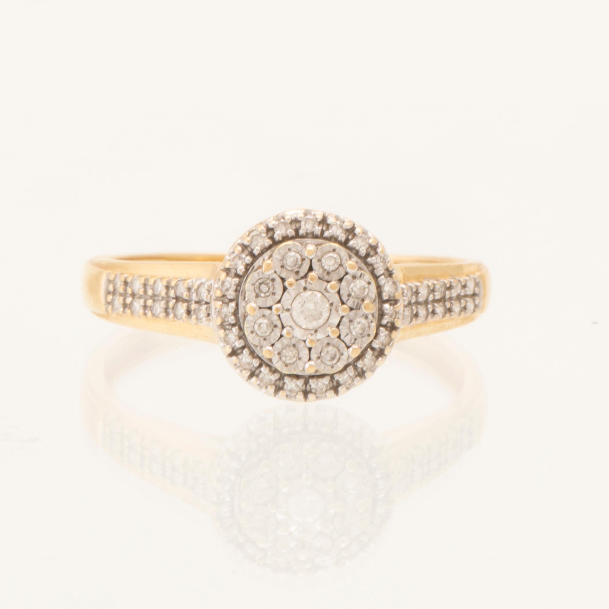 Ring 18K guld med runda briljantslipade samt enkelslipade diamanter.