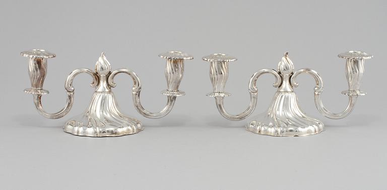 KANDELABRAR, ett par, silver, svenska importstämplar, 1900-talets första hälft.