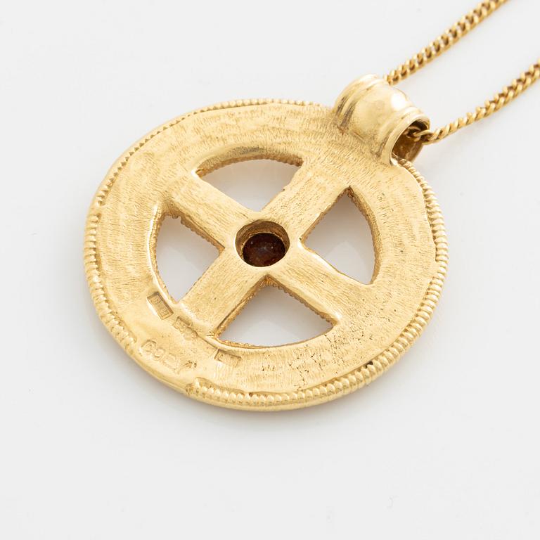 Pendant, Bengt Hallberg, 18K gold with red stone, replica of Viking jewelry.