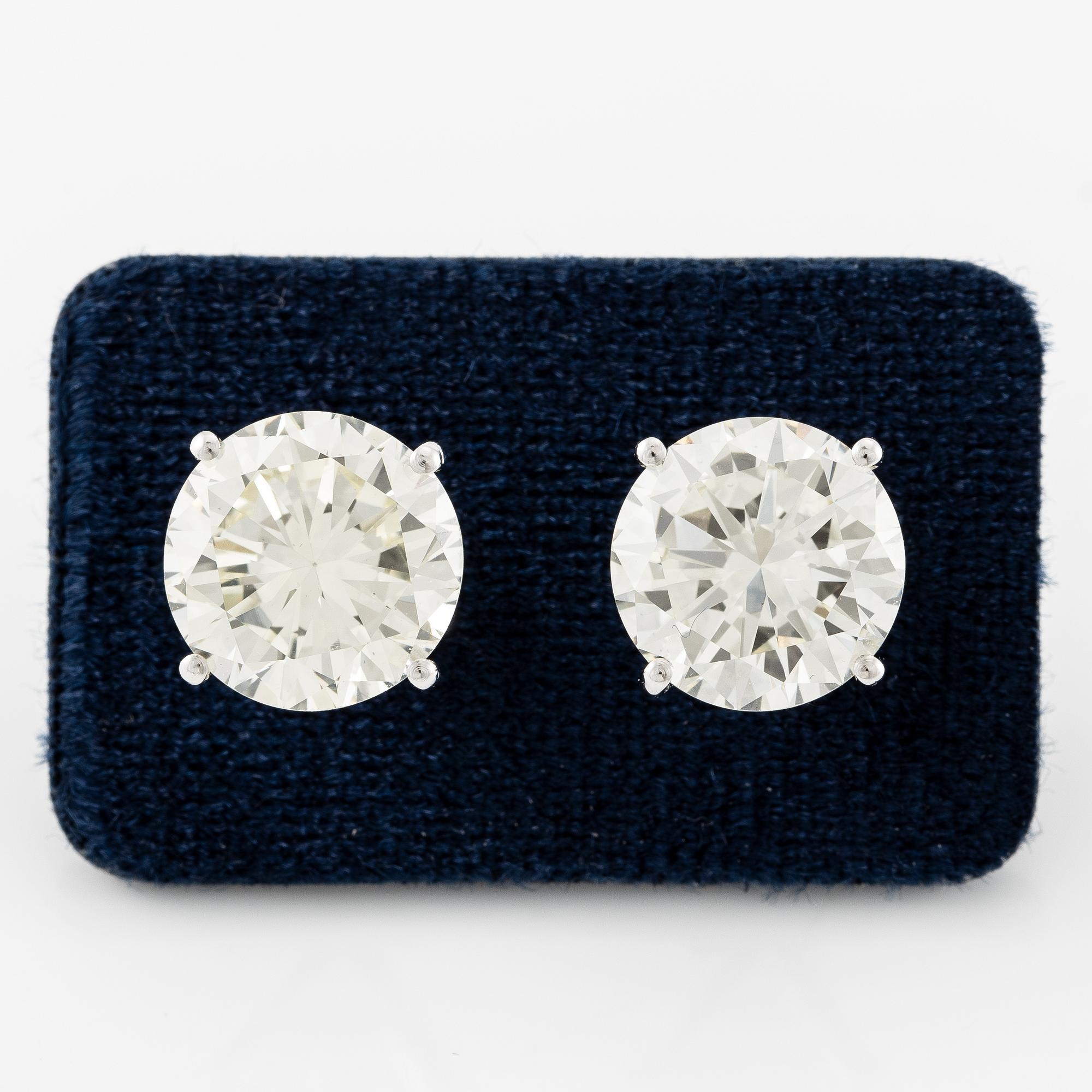 Ett par örhängen 18K vitguld med två runda briljantslipade diamanter totalvikt ca 5 ct.