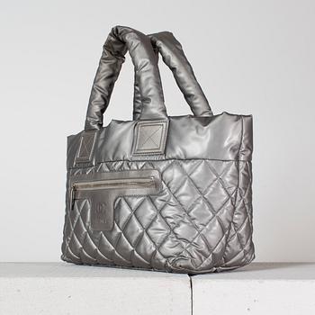 VÄSKA "Cocoon bag" från Chanel.