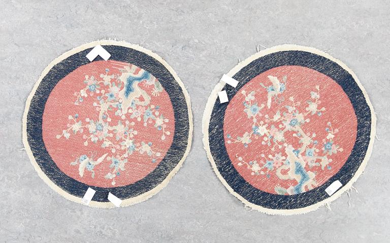 MATTOR, ett par, Kina, Diameter ca 93-95 cm.