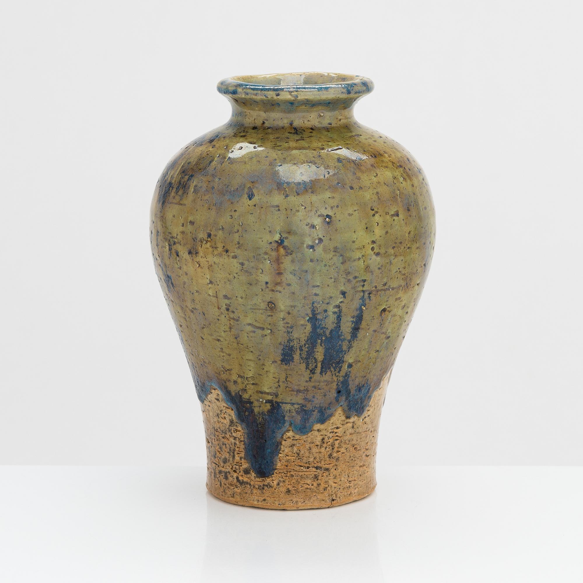 Aune Siimes, A stoneware vase. SIgned AS Arabia 1943.