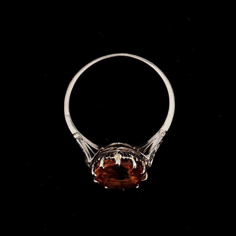 RING, topas, med antikslipade diamanter.