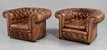 FÅTÖLJER, ett par, Chesterfield-modell, 1900-talets andra hälft.
