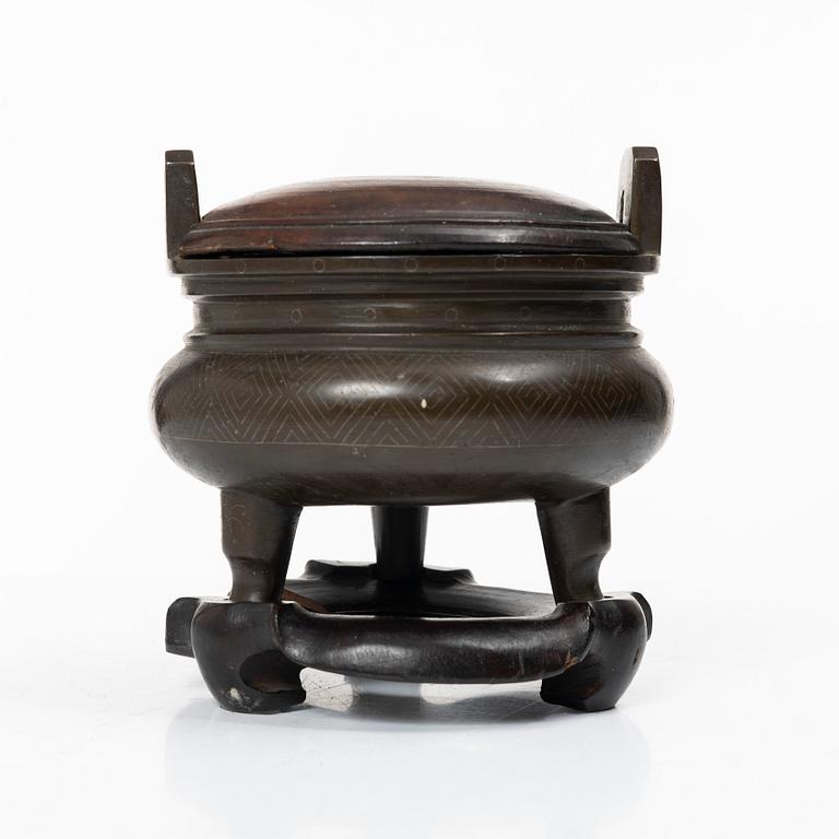 A tripod, Japan, early 20th century.