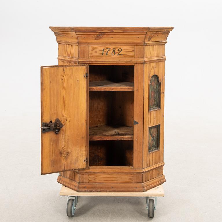 Hörnhängskåp, daterad 1782.