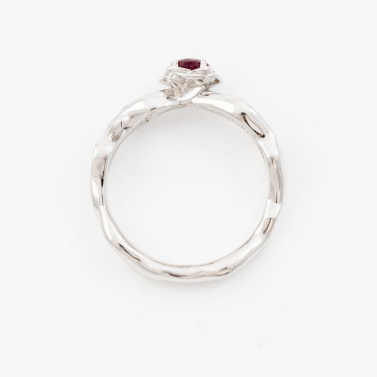 Ring 14K white gold with a ruby and brilliant-cut diamonds.