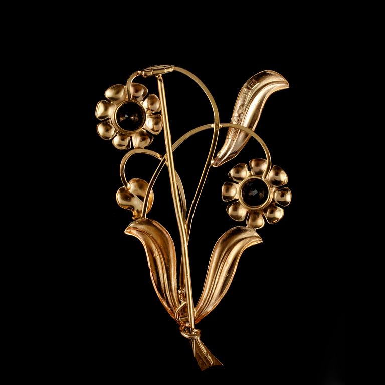 BROSCH, 18k guld med fasettslipade syntetiska spineller, Oskar Waleby, Stockholm, 1945. Vikt 7 g.