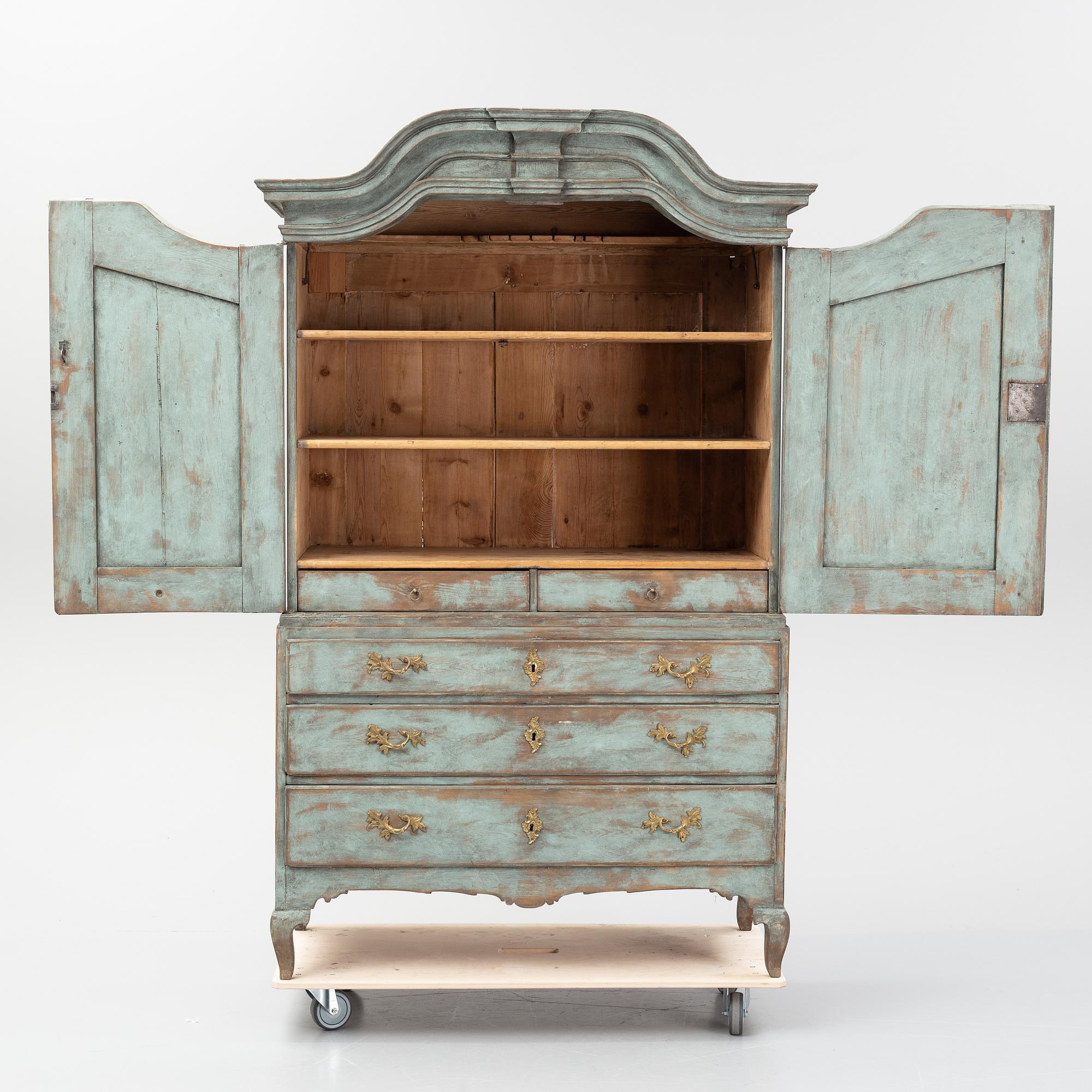 A rococo cabinet from the 1700's.