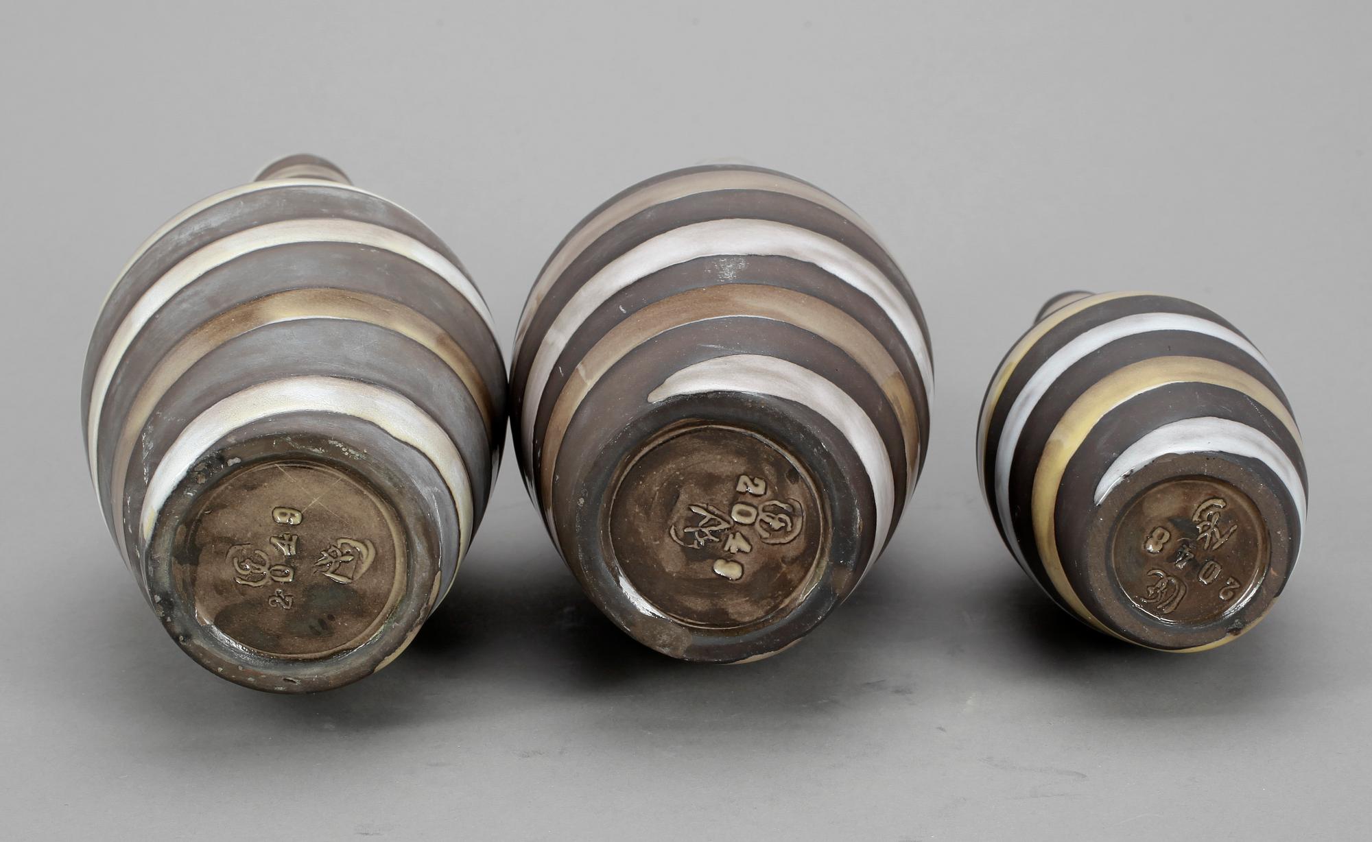 VASER, 3 st, stengods, "Spiral" Ingrid Atterberg Uppsala Ekeby.