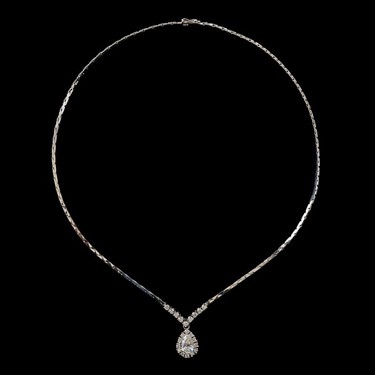 COLLIER med droppformad diamant, ca 1.00 ct, Kvalitet ca K/ SI, omgärdad av briljantslipade diamanter totalt ca 0.70 ct.