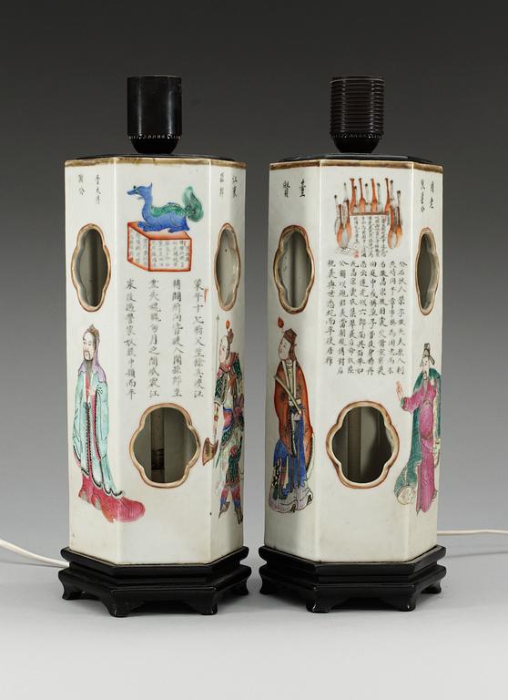 LYKTOR, ett par, porslin. Sen Qing dynasti (1644-1912).