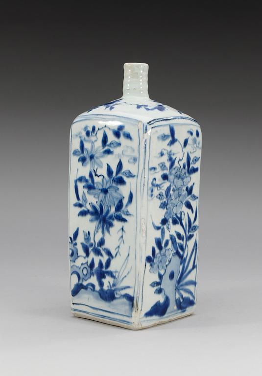 A blue and white bottle, Ming dynasty, Wanli (1573-1613).