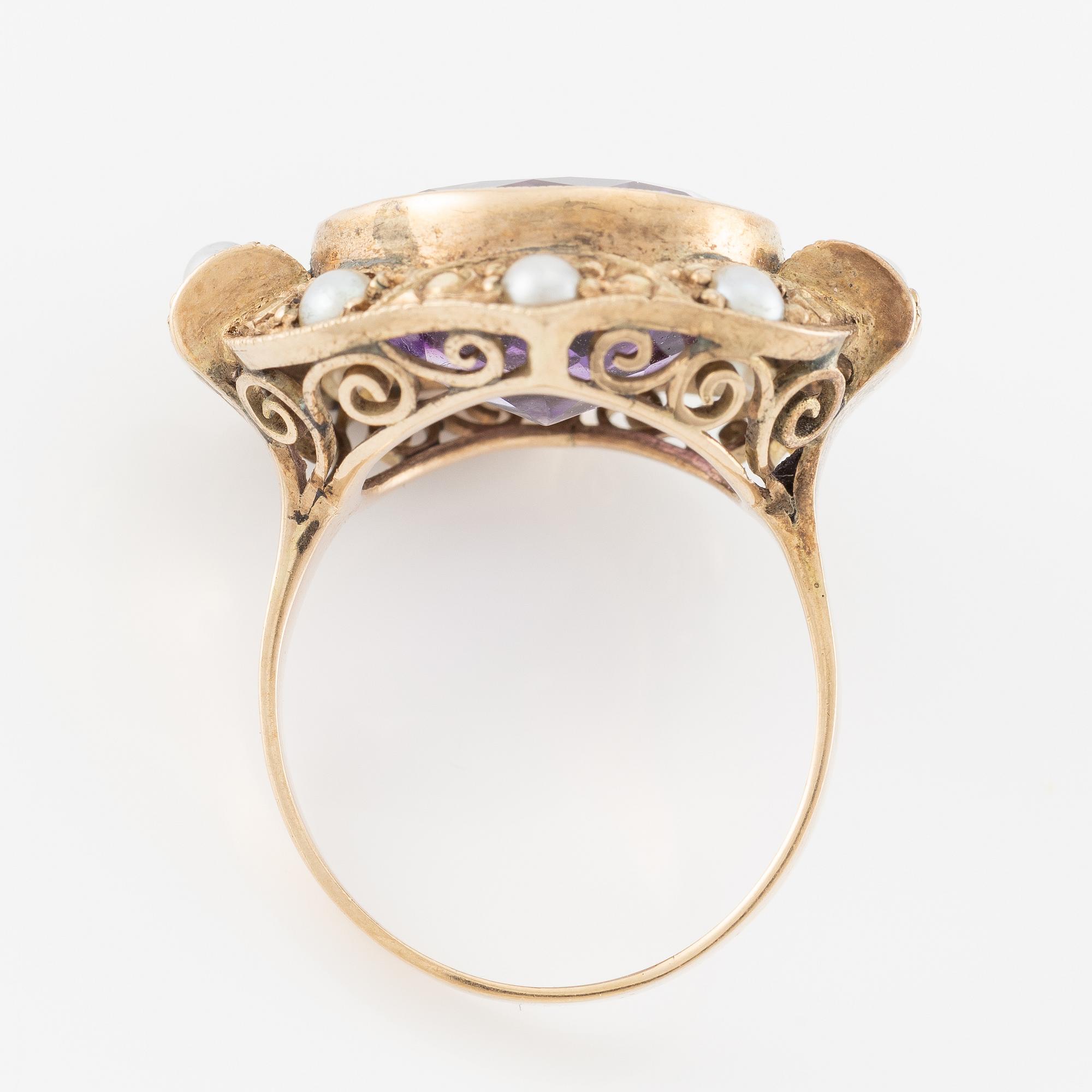 Ring, 14K gold with amethyst and pearls.