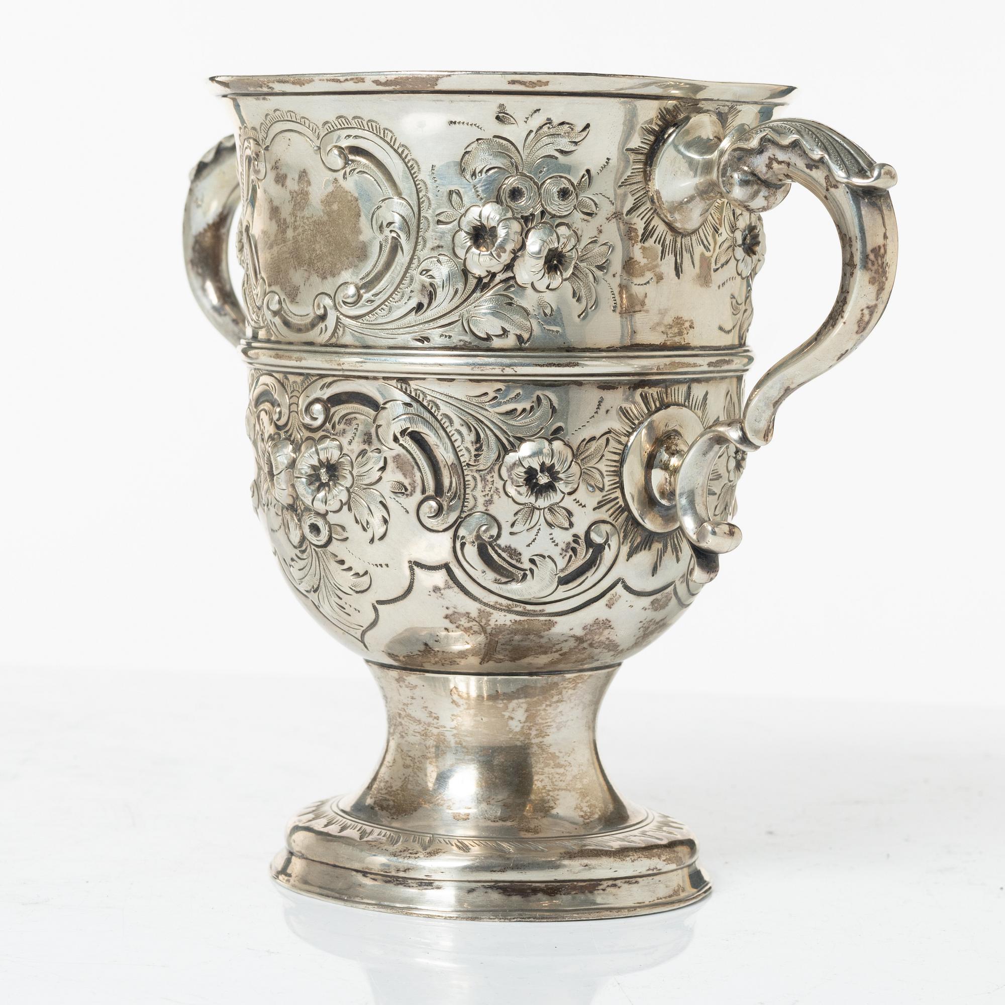 Thomas Wallis I, pokal, silver, London, England 1773 och Thomas Northcote, sked, silver, London, England 1789.
