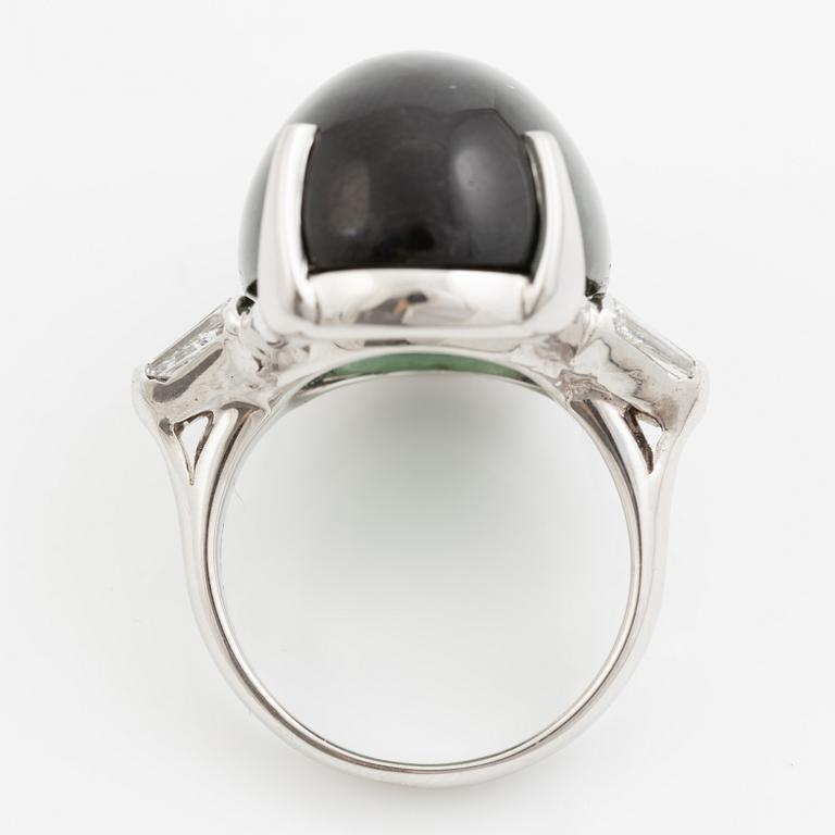 Ring, cocktail ring, 18K white gold with a large cabochon-cut green tourmaline and trapeze-cut diamonds.