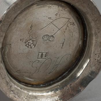 BÄGARE och SKEDAR, 3 del, bland annat en bägare av Johan Leffler, Falun, 1766. Vikt ca  125 g.