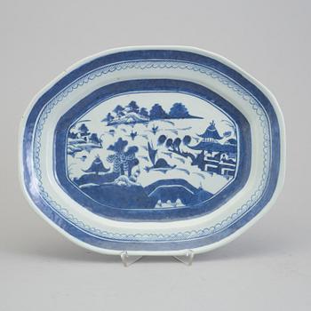 TERRIN med LOCK samt FAT, kompaniporslin. Kina, Qingdynastin, Jiaqing (1796-1820).