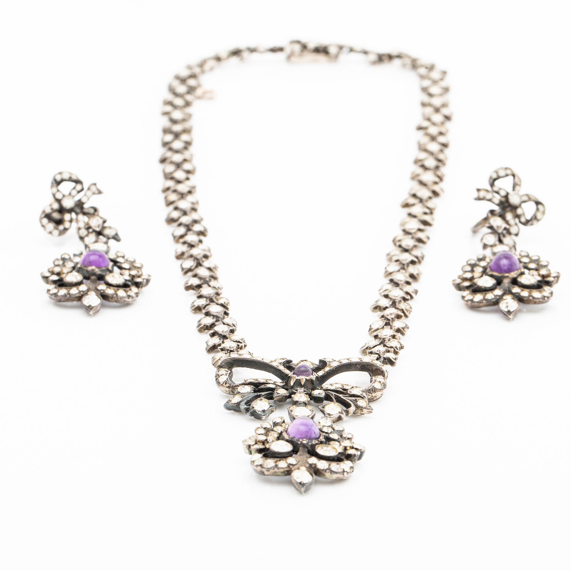 COLLIER samt ett par ÖRHÄNGEN, paste, ametister, silver, troligen 1900-talets första hälft, originaletui.