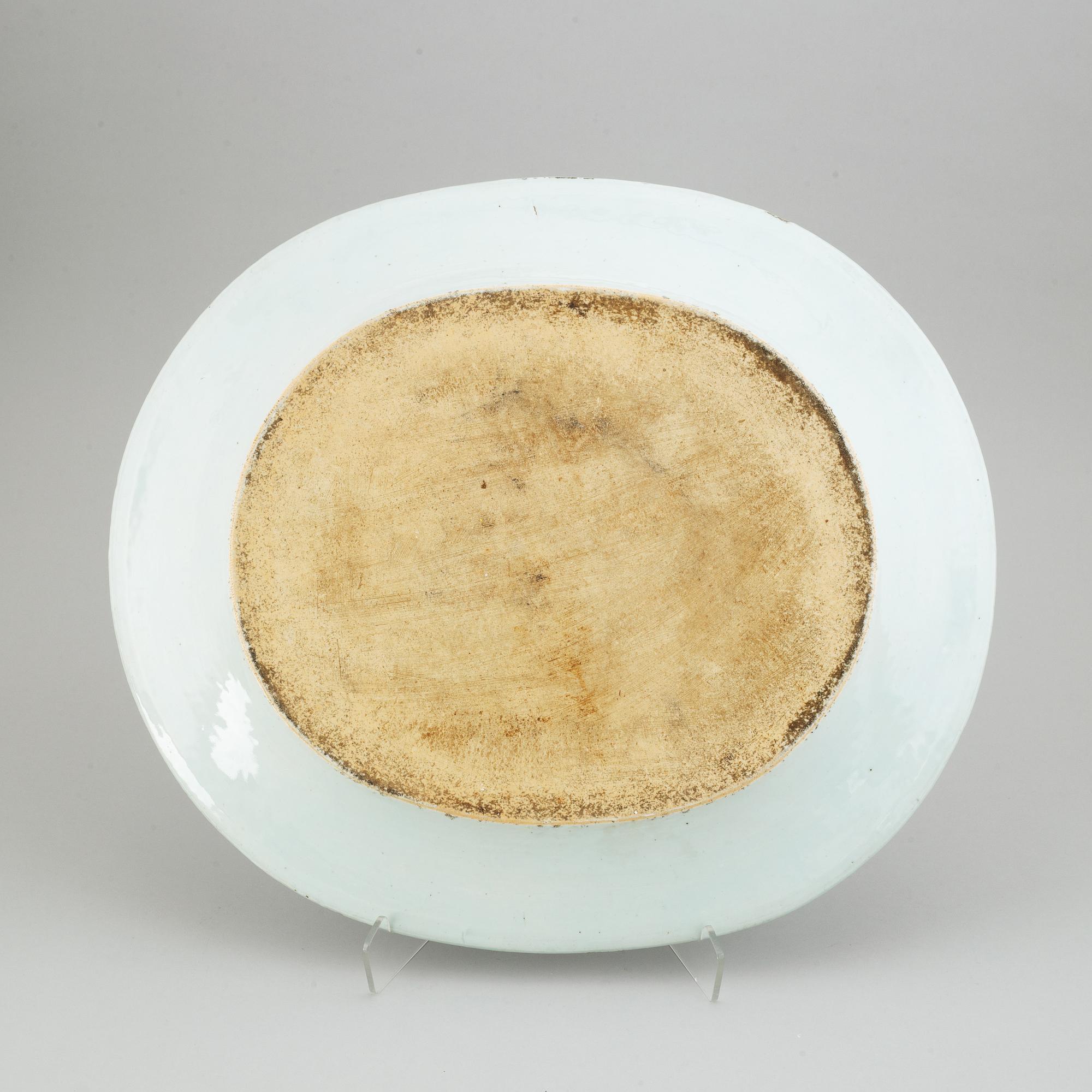 Stekfat, porslin. Qingdynastin, Jiaqing (1796-1820).