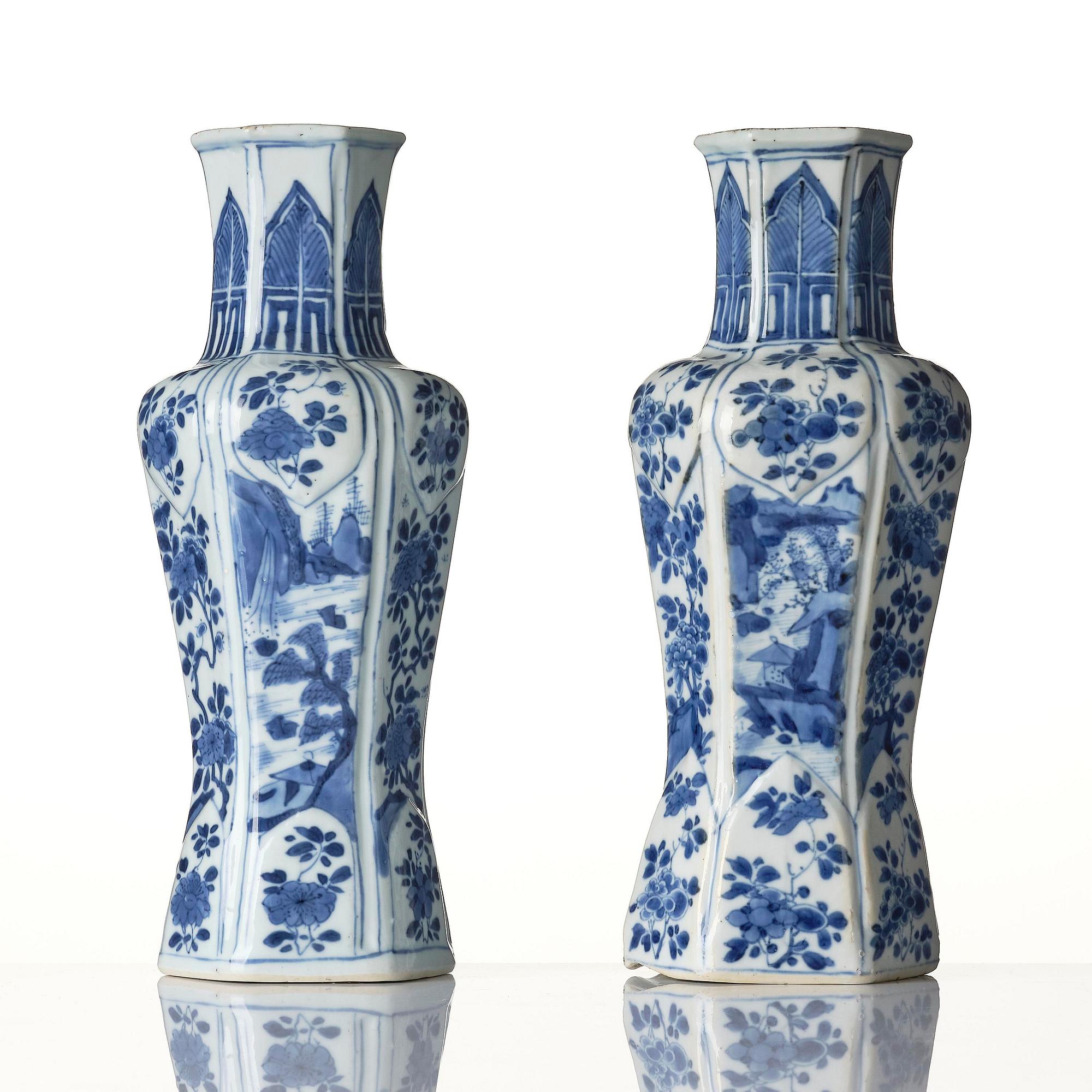 A pair of blue and white vases, Qing dynasty, Kangxi (1662-1722).