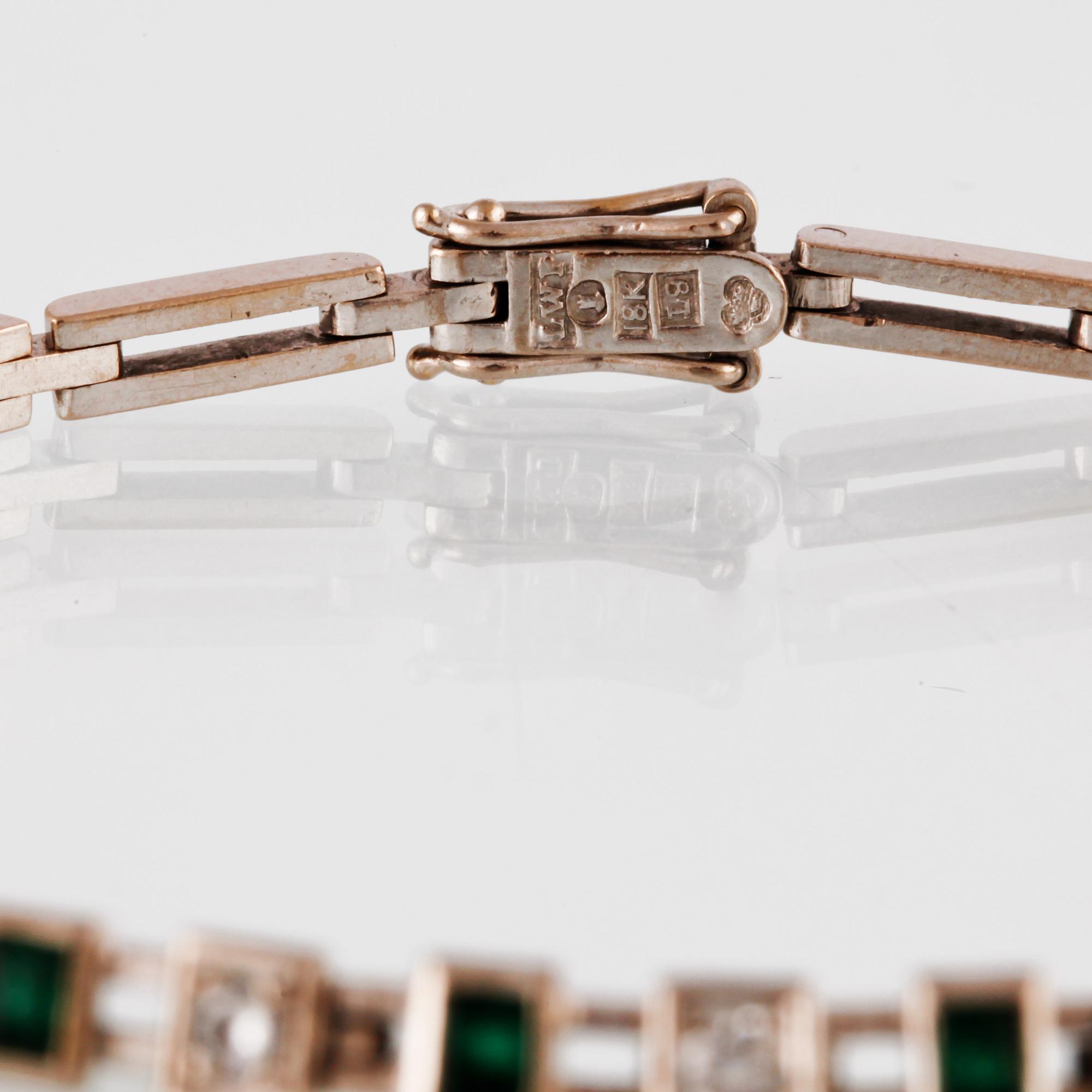 ARMLÄNK, 18K vitguld med 9 briljantslipadediamanter samt 8 smaragder, Georg Perenyi Lawepe, Stockholm, 1961. Vikt 13,1 g.