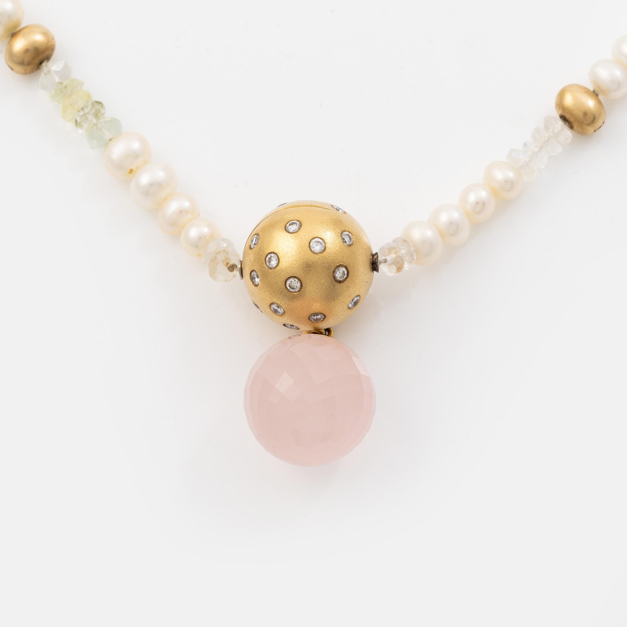 Ole Lynggaard clasp with pendant in 18K gold set with round brilliant-cut diamonds and rose quartz.