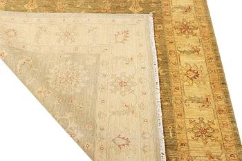 An Ushak rug, c. 244 x 167 cm.
