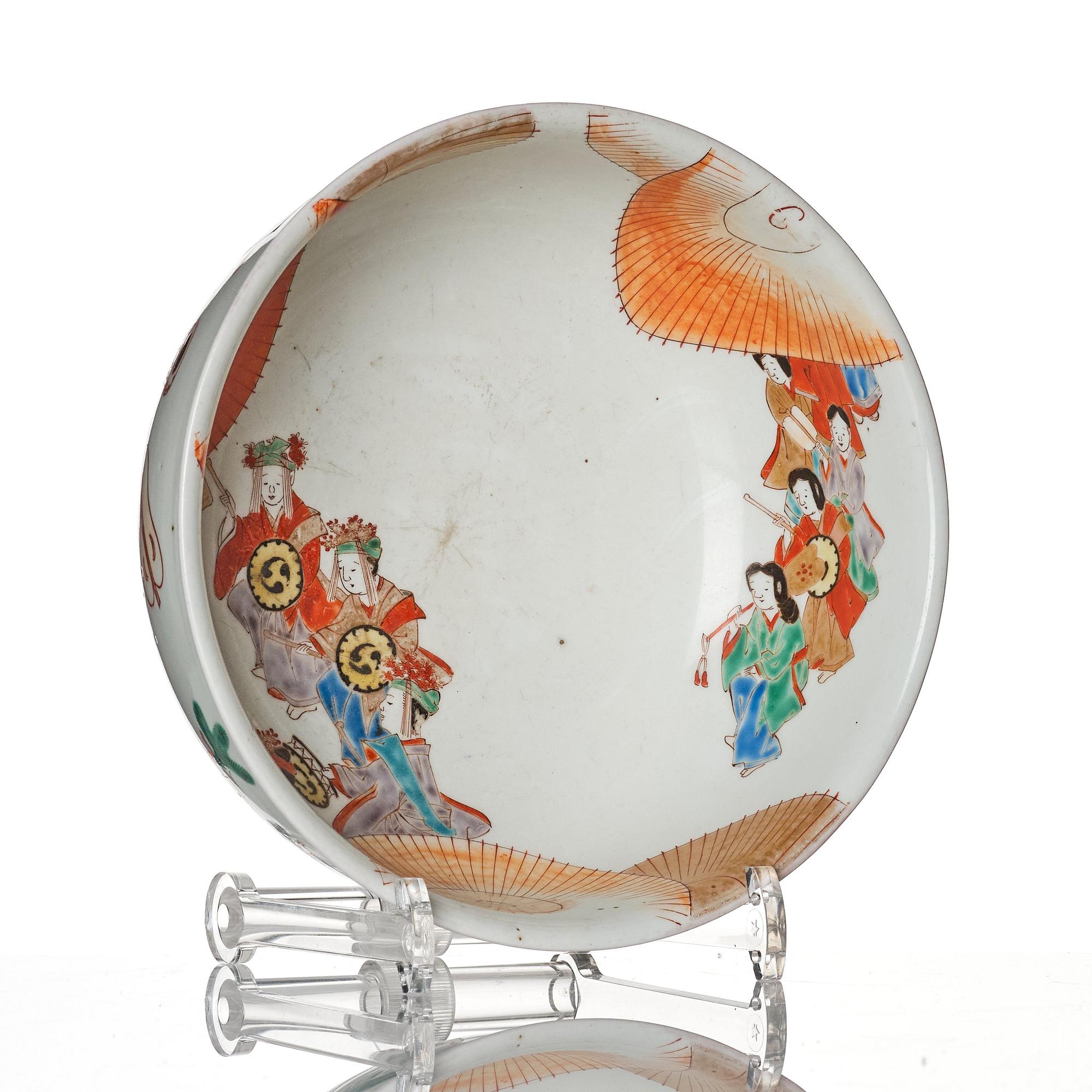 A Japanese porcelain bowl, Edo period (1603-1868).