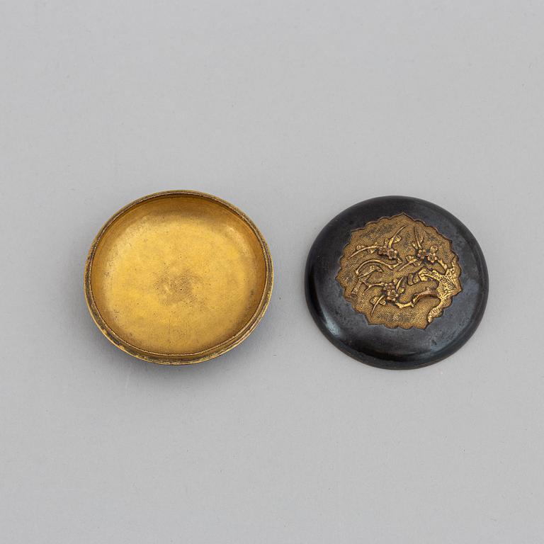 Two bronze boxes with covers, including Qing dynasty.