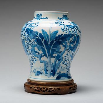 A blue and white jar, Qing dynasty, Kangxi (1662-1722).