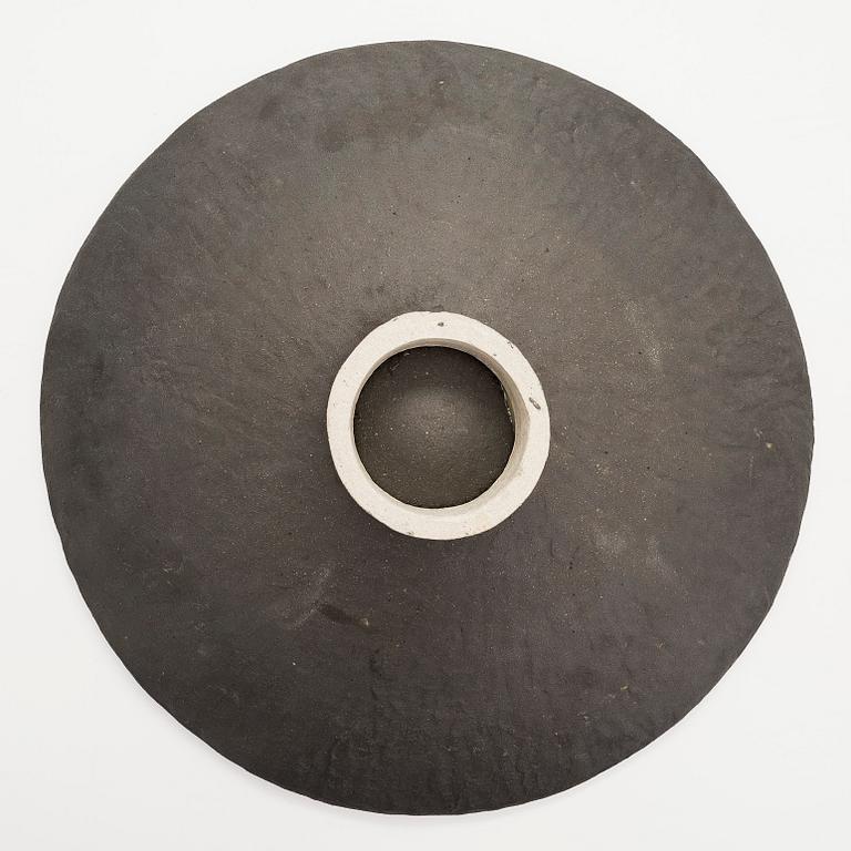 Inkeri Leivo, skål, "En bit av harlekinskjortan", keramik, signerad Inkeri Leivo.