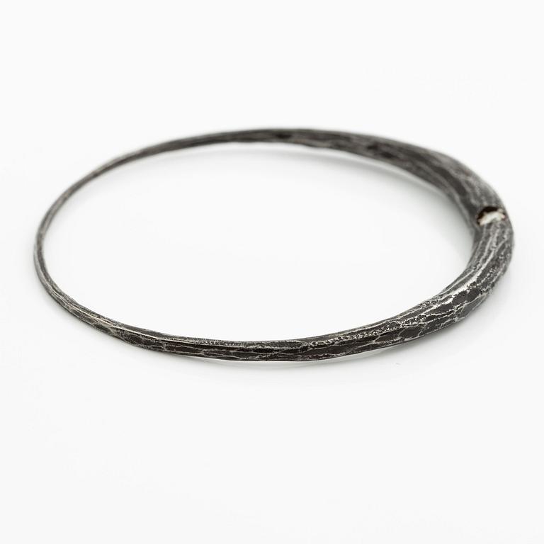 PA Lundahl-Terrs, a necklace and a bracelet, iron and round brilliant-cut diamonds.