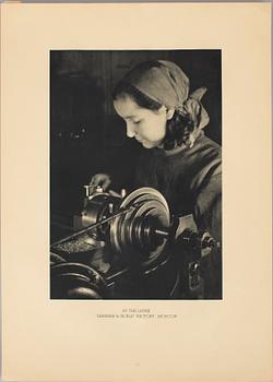 MARGARET BOURKE-WHITE, portfolio med fotogravyrer "Twelve Soviet Photo-prints".