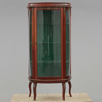 VITRINSKÅP, Louis XVI-stil, 1900-talets andra hälft.