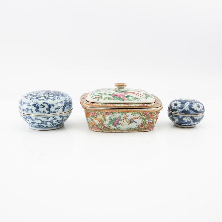 Askar, three pieces from the late Qing Dynasty, around 1900, porcelain.