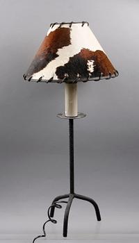 BORDSLAMPA, metall, sent 1900-tal.
