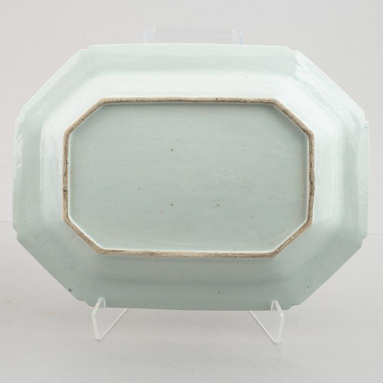 A blue and white tureen with cover and stand, Qing dynasty, Qianlong (1736-95).