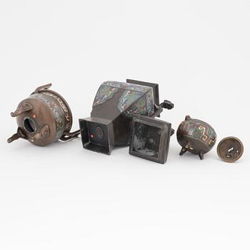 Rökelsekar, två stycken samt vas med lock, closonné. Japan, Meiji (1868-1912).