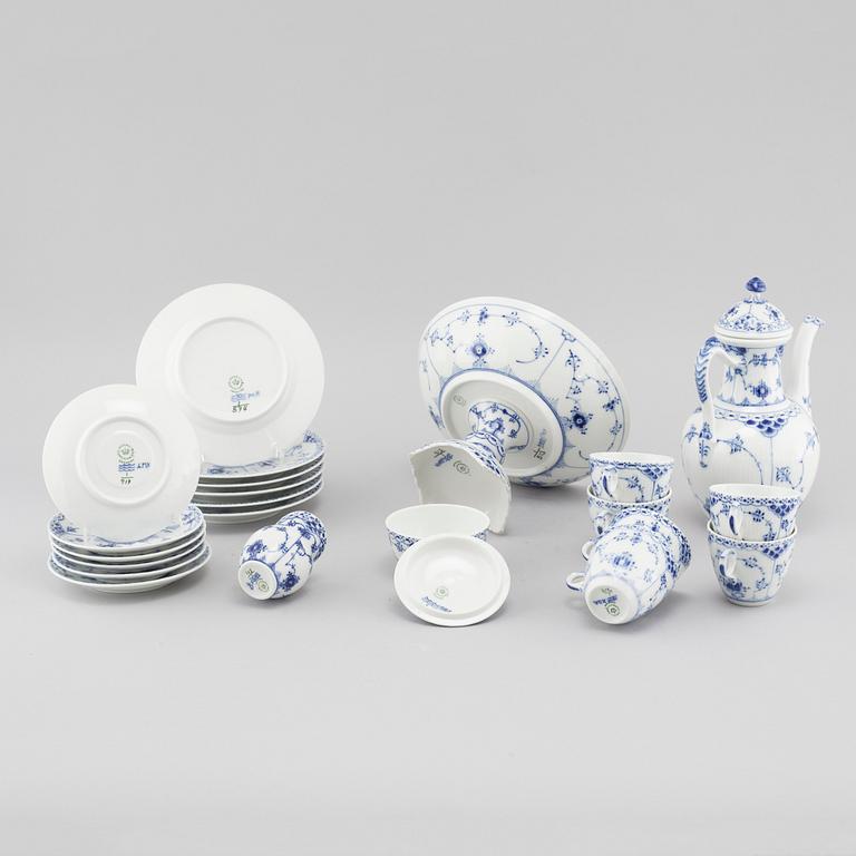 15 pieces of porcelain tableware from Royal Copenhagen, model "Musselmalet", second half of the 20th century.