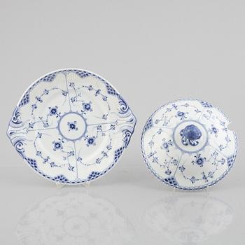 A 'Blue Fluted Half Lace' porcelain tureen with cover and stand / dish, Royal Copenhagen, model 601 and 666, 1898-1923.