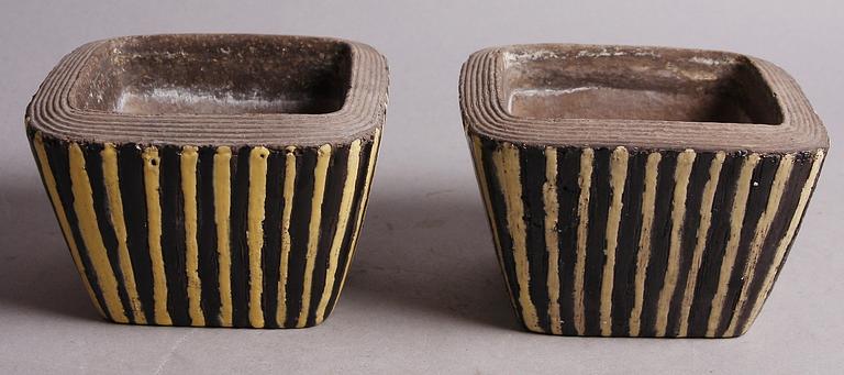 YTTERFODER, ett par, möjligen Mari Simmulson, Uppsala Ekeby 1950-60-tal.