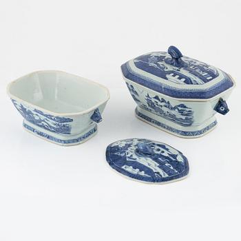A set of four Chinese porcelain pieces, Qing dynasty, 18th-19th century.