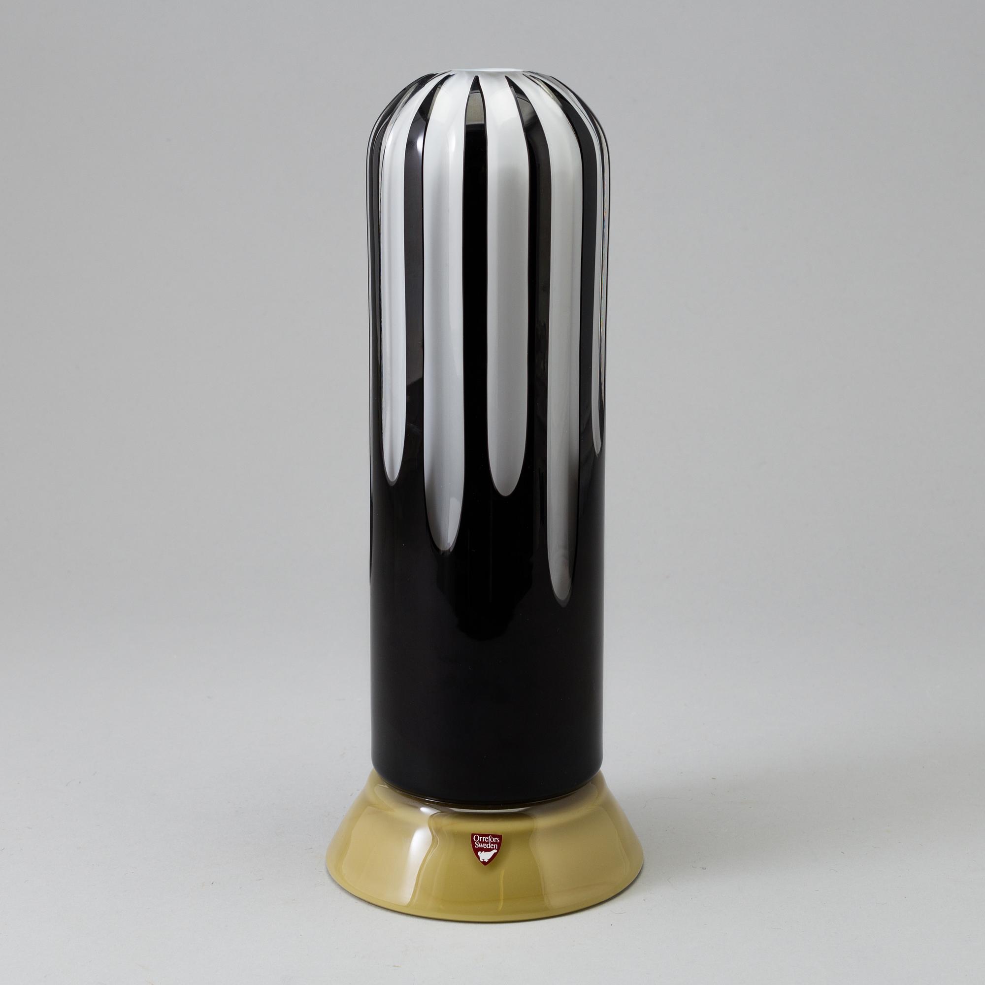 A Matz Borgström glass vase / sculpture from Orrefor Gallery dated -88.